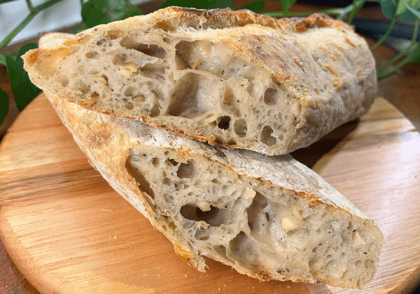 Branquelin de parmesão com ervas finas.