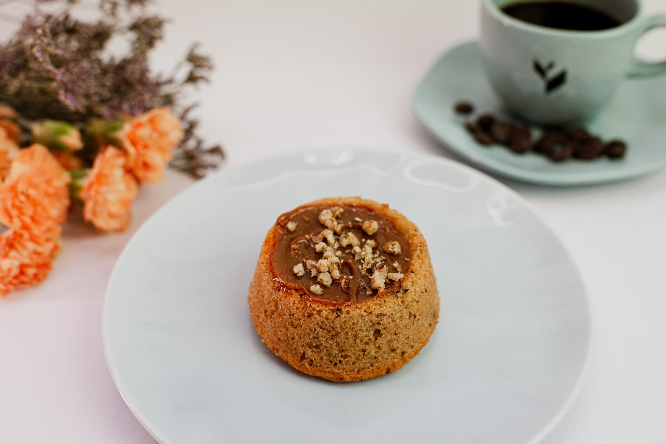 Bolo de doce de leite com nozes