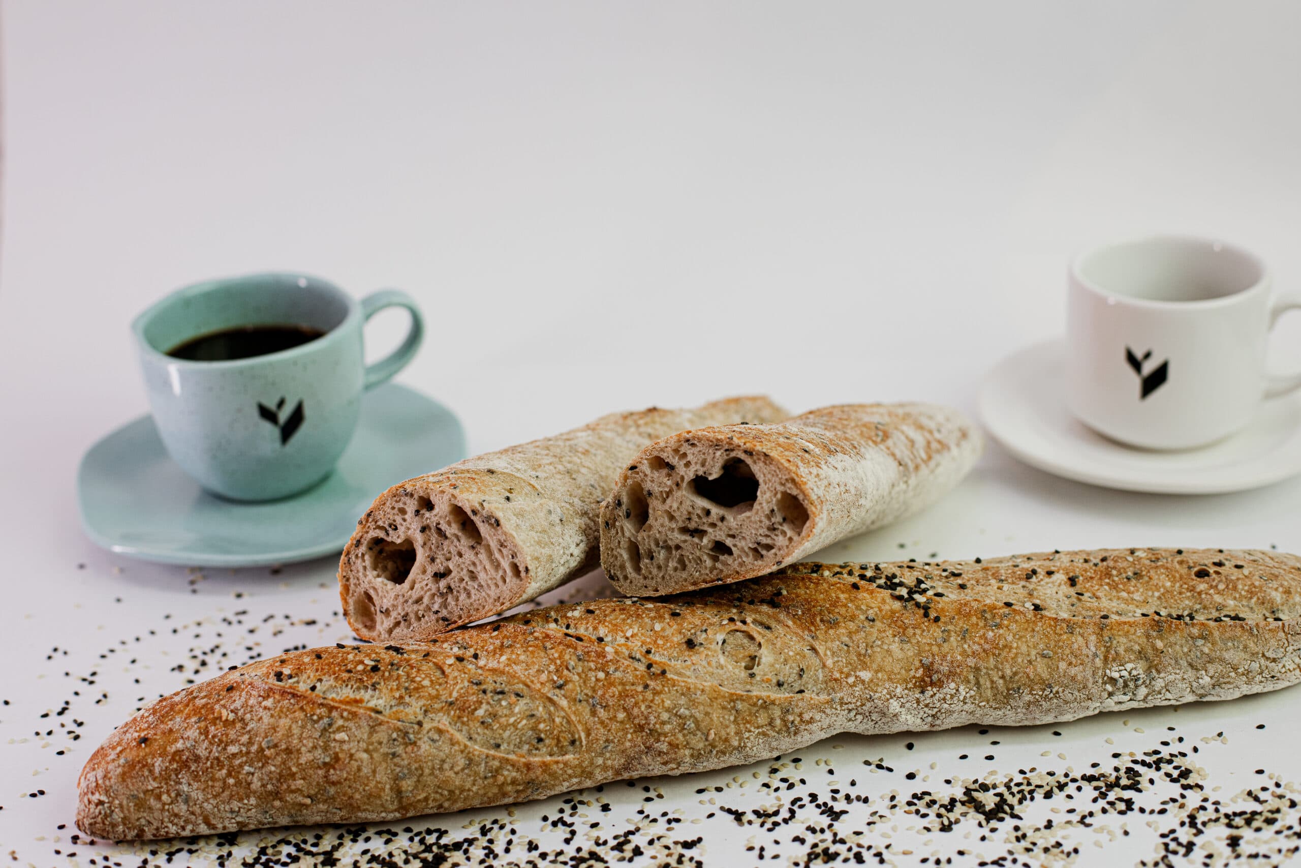 Branquelin com gergelim preto e branco