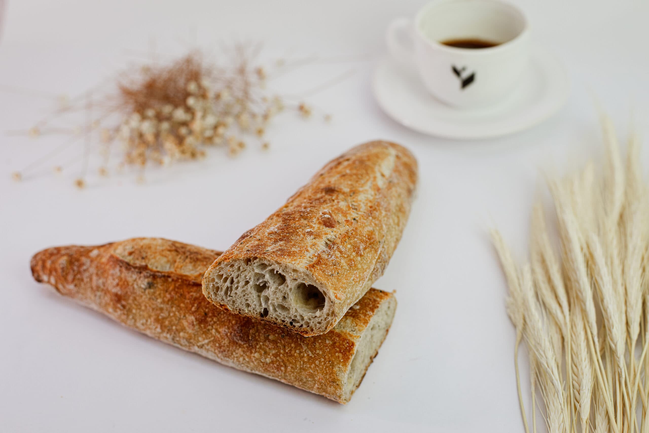 Branquelin de parmesão com ervas finas.
