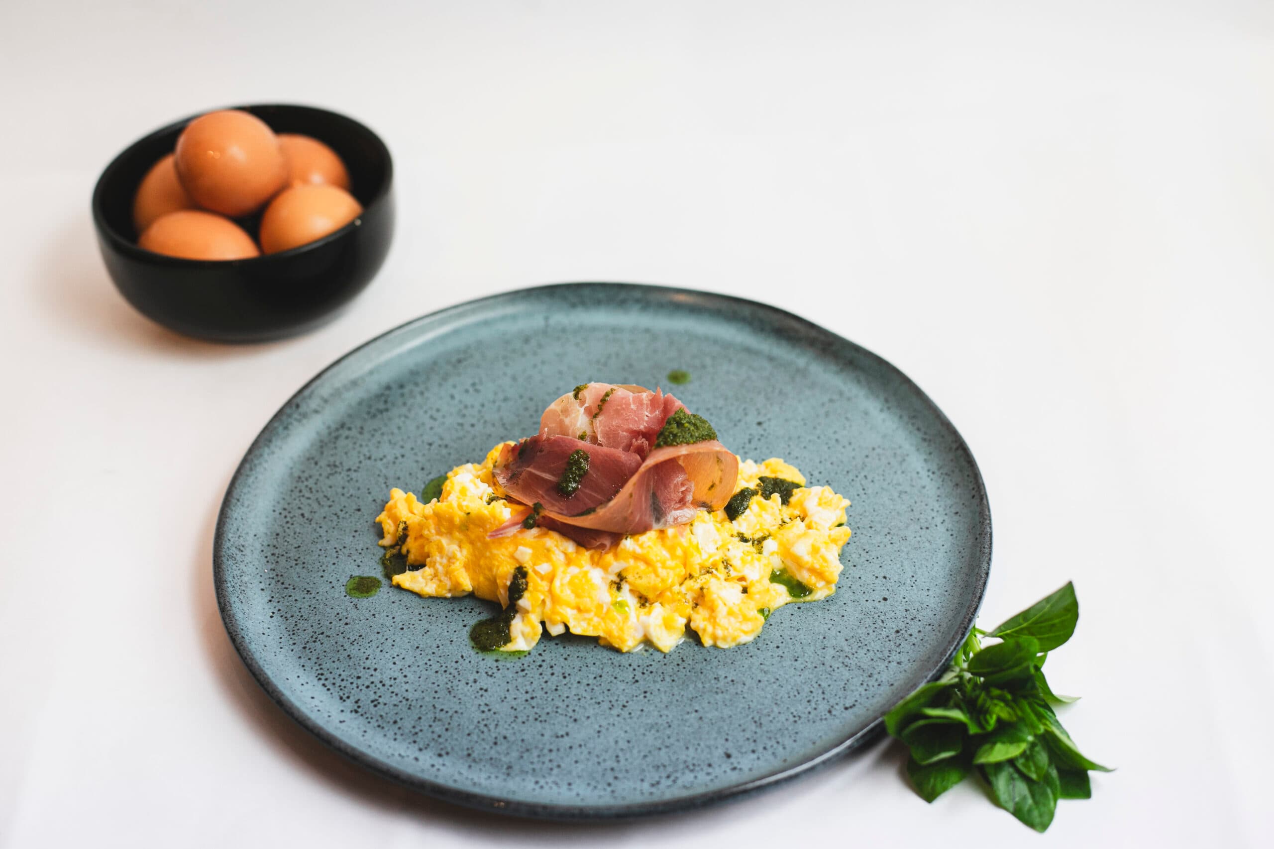 Ovos mexidos cremosos com pesto e presunto cru