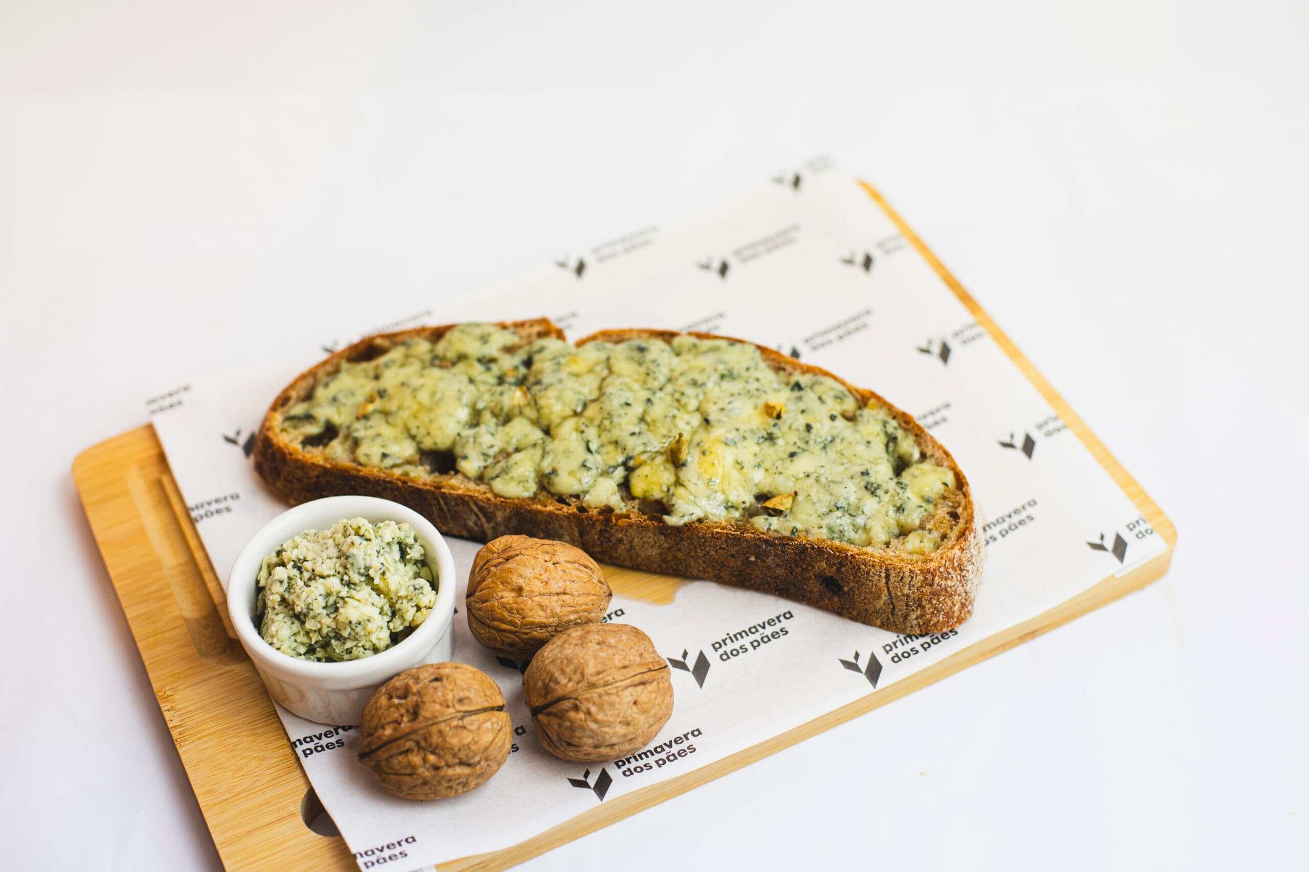 Bruschetta Gorgonzola, mel e nozes